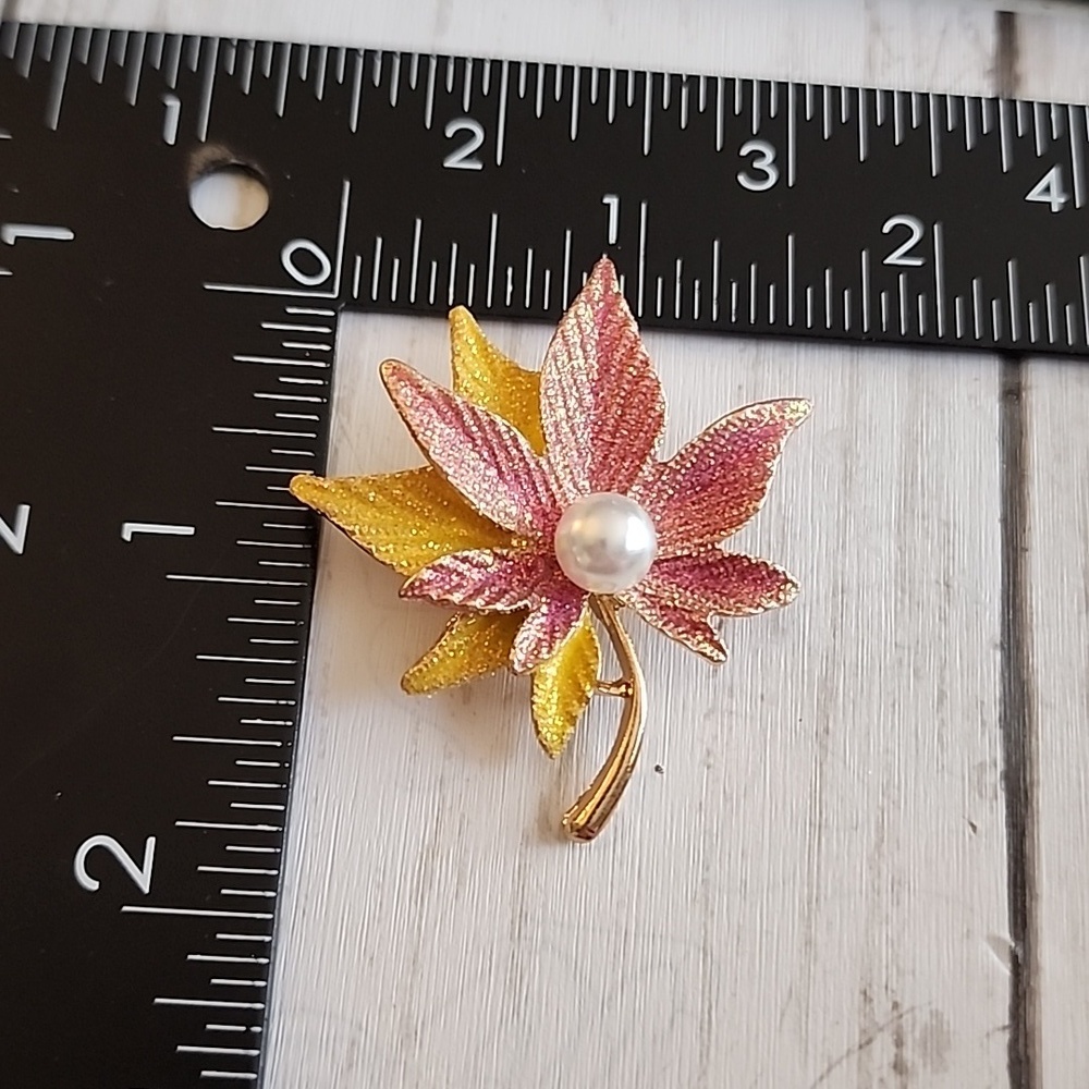 PEARL CENTER SPARKLE  Leaf  Fall BROOCH BEAUTIFUL PINKS AND Yellows - Picture 5 of 6